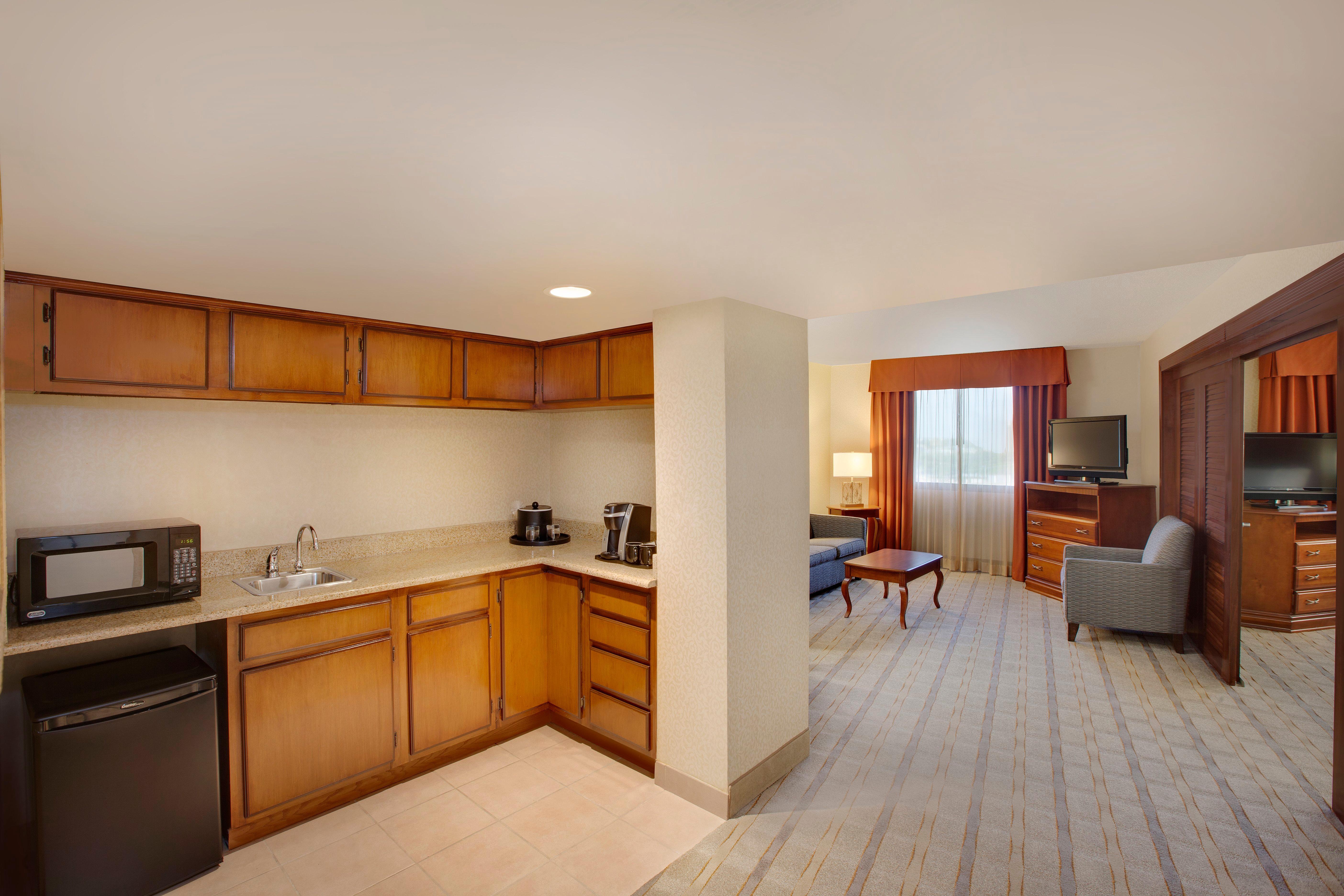 Holiday Inn Express Dallas Market Center By Ihg Exterior photo