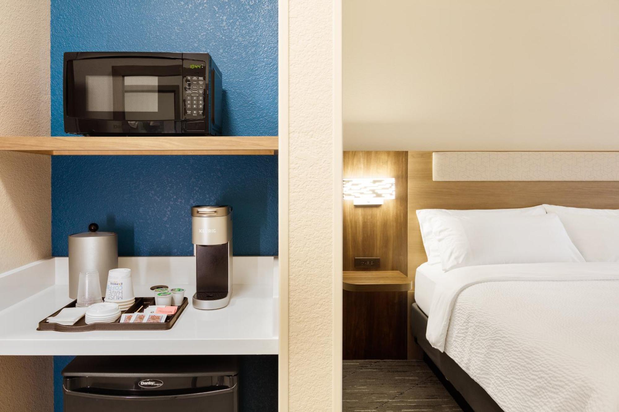 Holiday Inn Express Dallas Market Center By Ihg Exterior photo