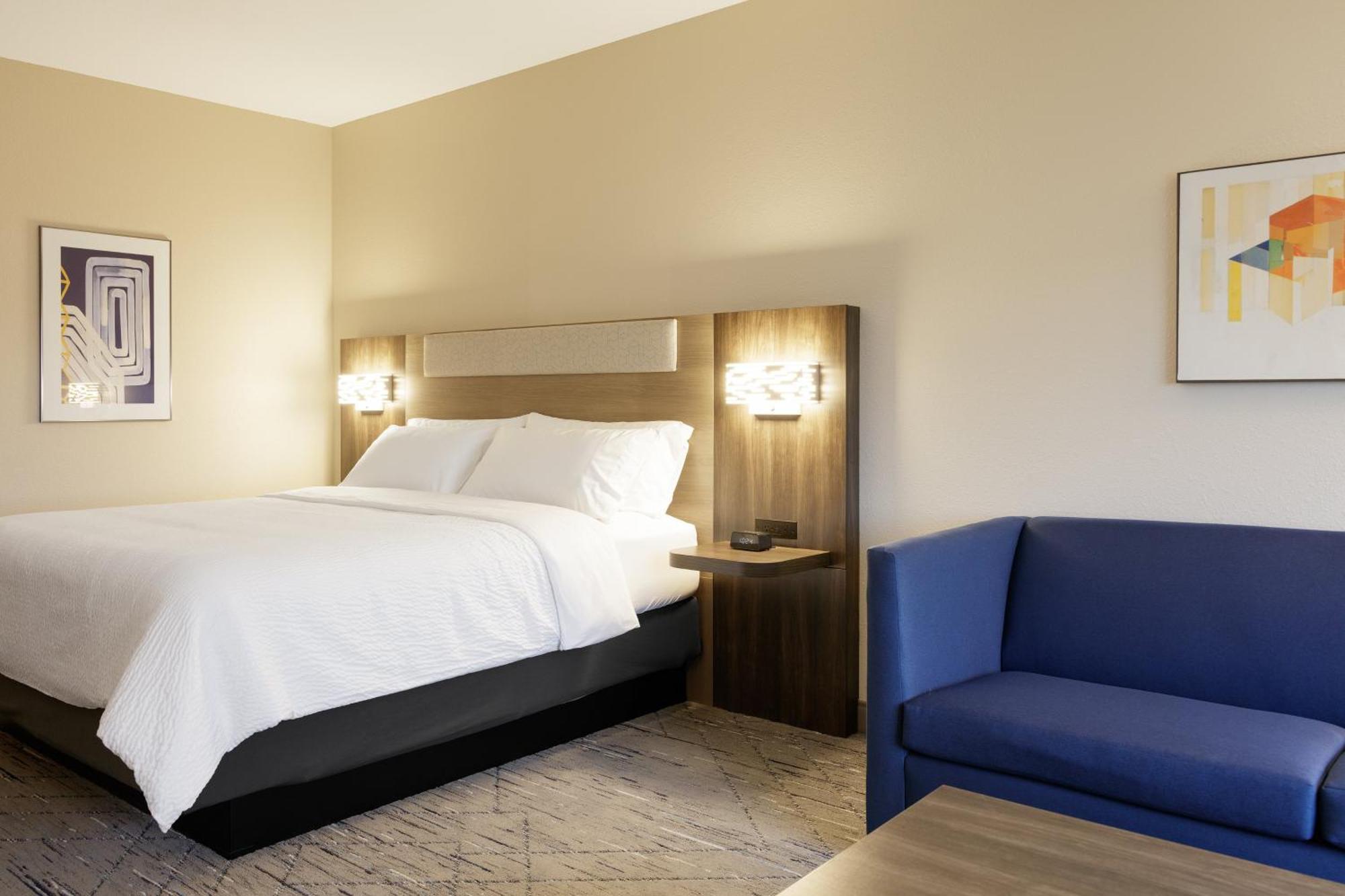 Holiday Inn Express Dallas Market Center By Ihg Exterior photo